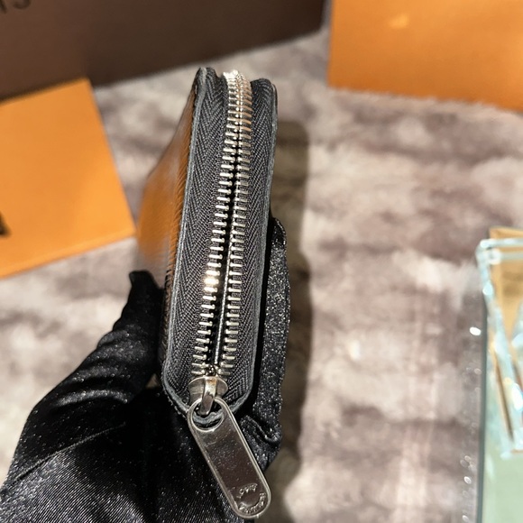 Louis Vuitton 2009 Epi Leather Wallet EUC - Picture 7 of 8